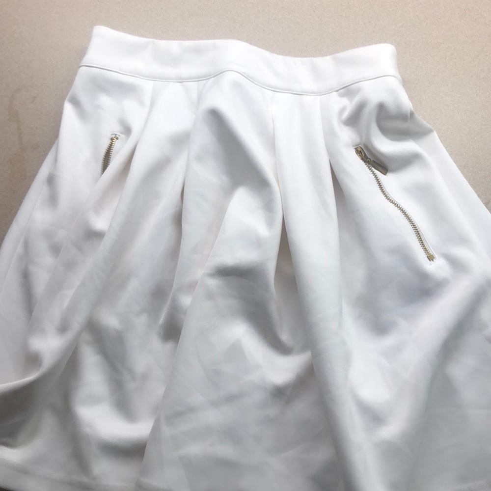 Pleated skirt with gold zipper pockets